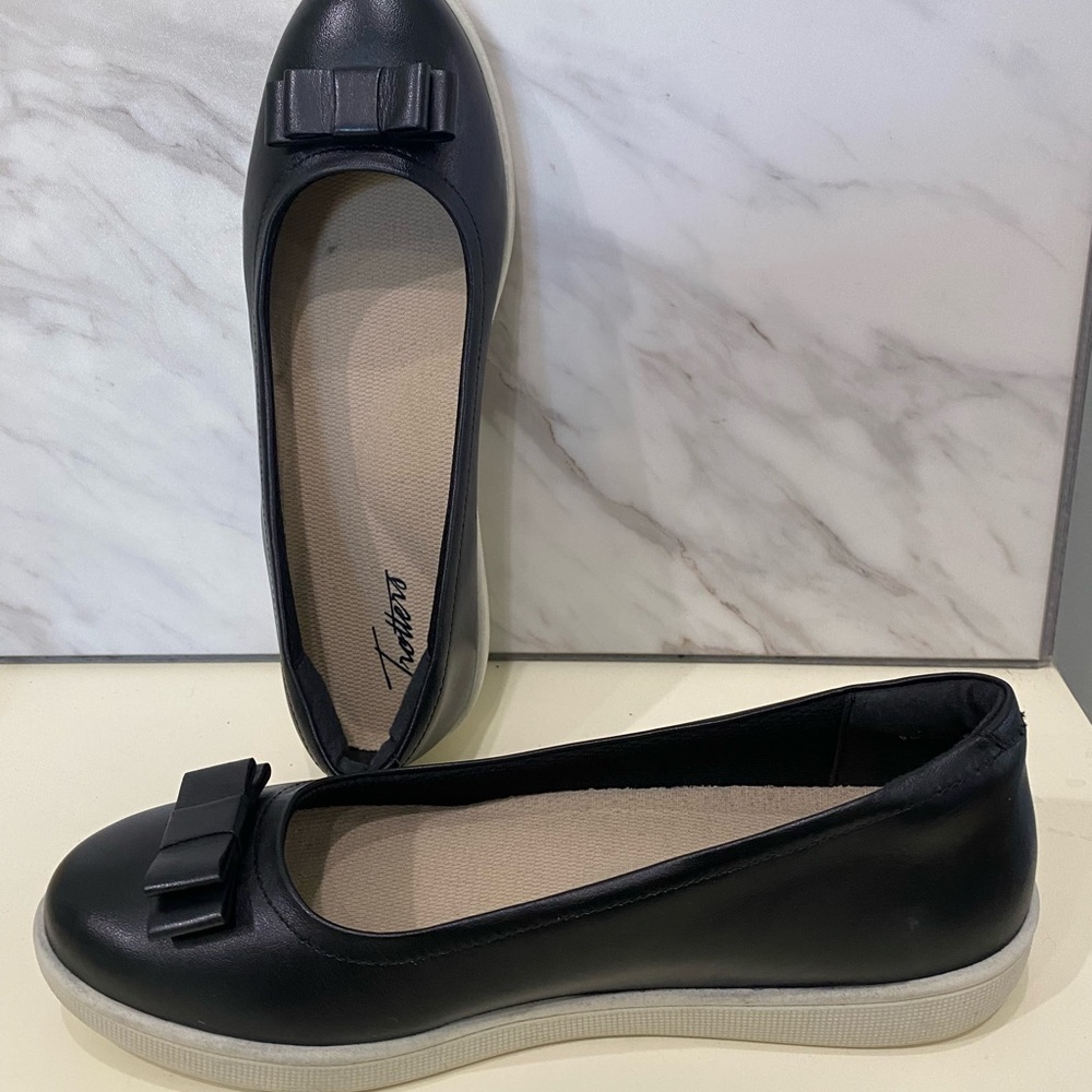 Trotters Women's  Avery Black Leather Ballet Flats Size 9 Bow Accent